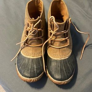 Woman’s Sorel low cut boots size 8.5